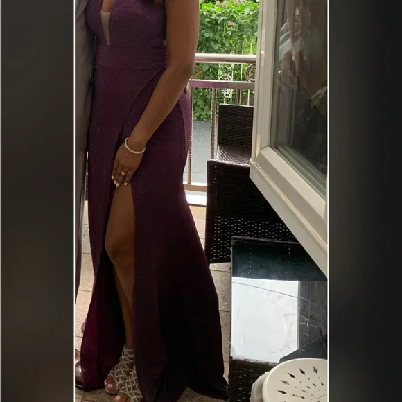 Fitted metallic gown with criss cross neckline and leg slit.
100% Polyester - Picture 2 of 3